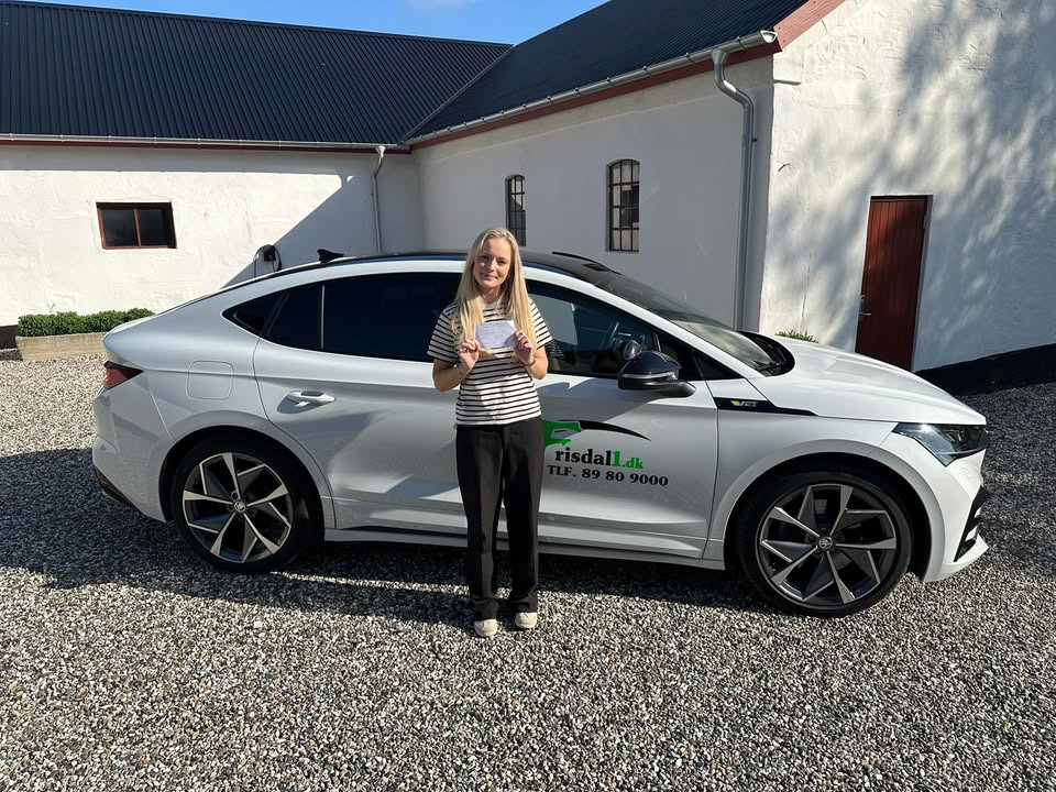 Frisdal Køreskole I/S fejrer fejlfri kørsel af Isabella