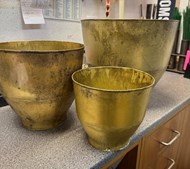 Meny Klarup tilbyder rustikke messingkrukker til trappen