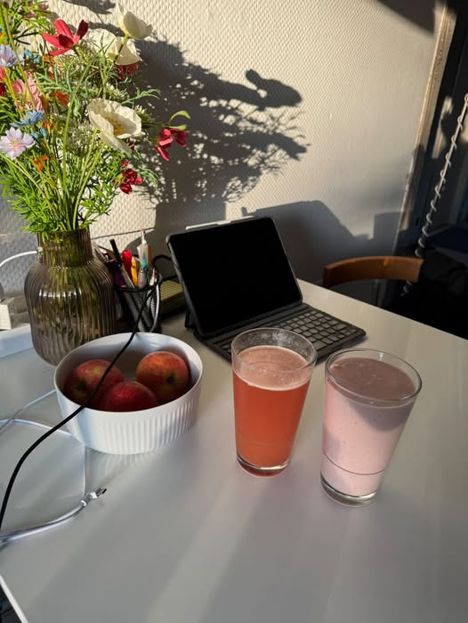 Houen Life Power deler sin morgenvane med Pro Core og jordbærsmoothie