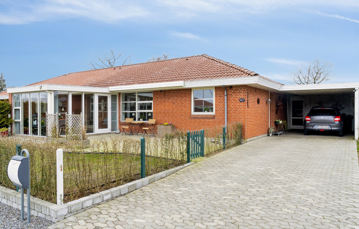 Nybolig Hedensted inviterer til Åbent Hus på dejligt rækkehus med skøn have i Løsning