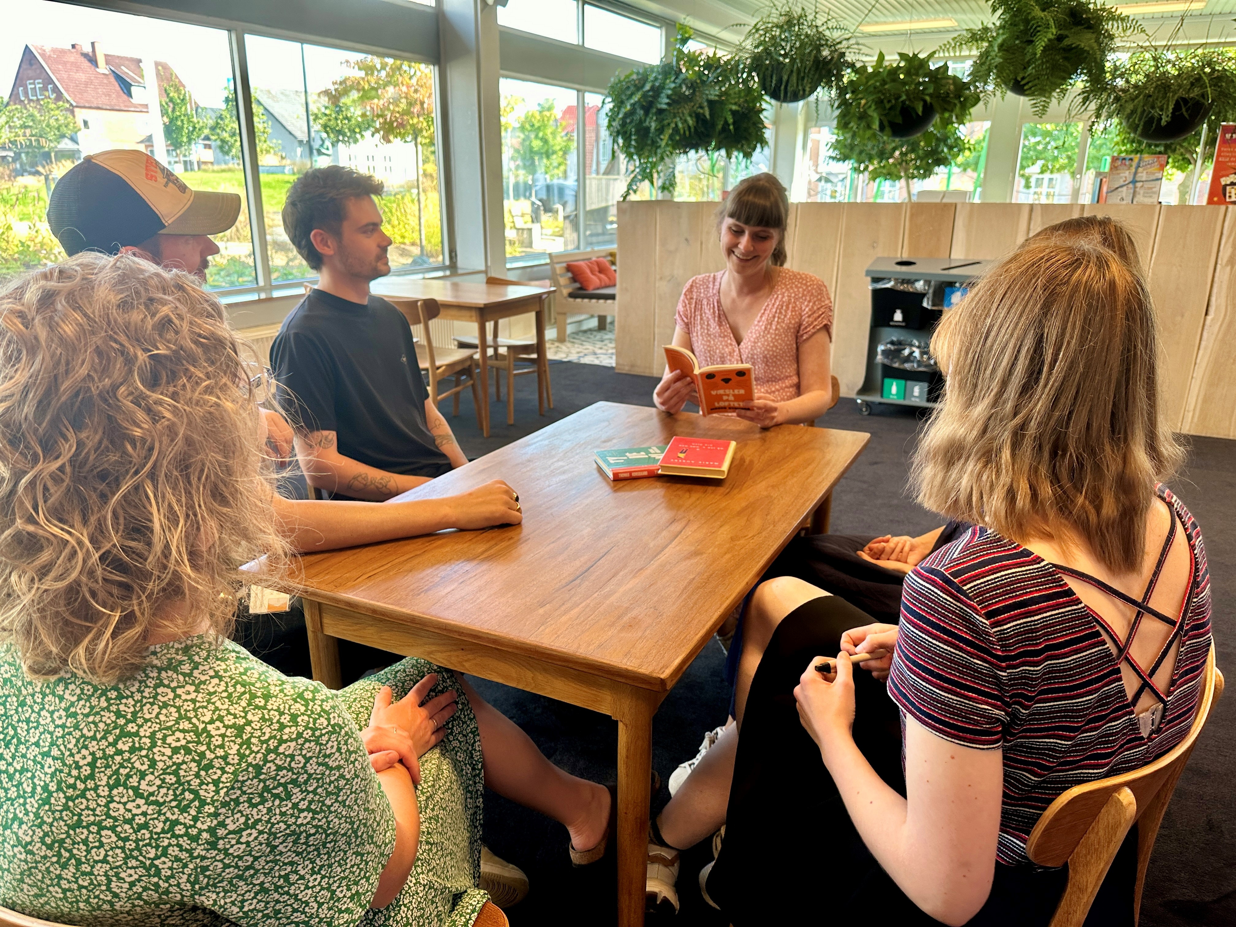 Formiddagsfællesskab på Bov Bibliotek: Samtale og fortællinger i centrum