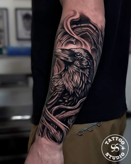 Tattoo Studio 96 Aarhus viser en ravn i black & grey af Alejandro