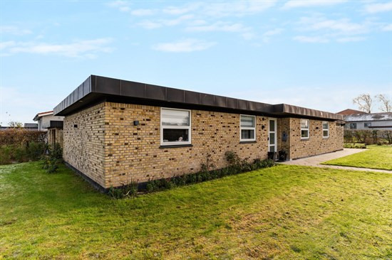 Flot renoveret 1-plans villa i familievenligt kvarter