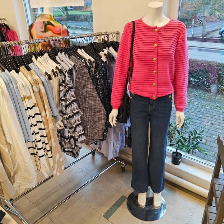 Elins Butik præsenterer ny pink striktrøje med gulddetaljer til 599,95 kr.