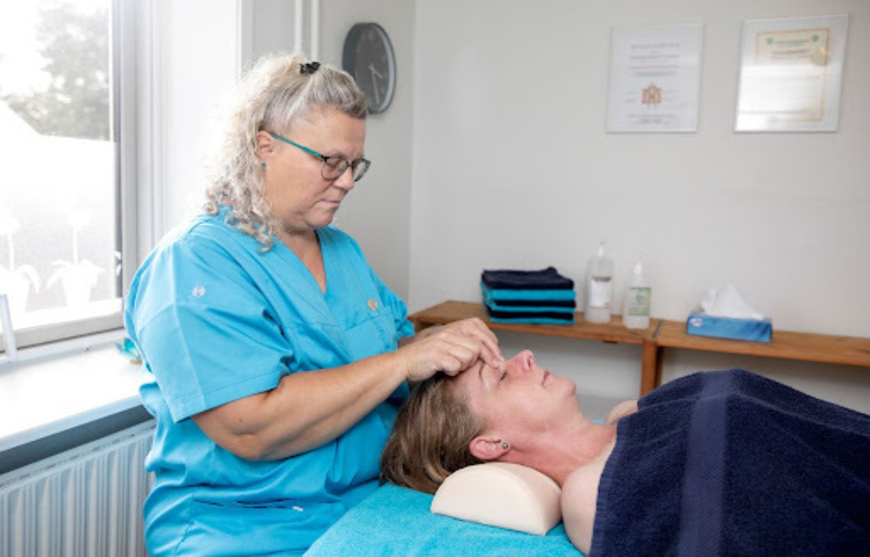 Fysiurgisk massør: “Alle har krav på at få hjælp til ondt i skulderen eller ondt i hovedet”