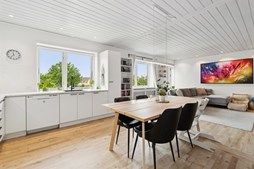 Lækker, lys 3V'er lejlighed tæt på vand og hverdagens fornødenheder