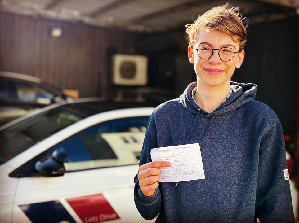 Lets Drive hylder Carl-Emil for hans matematiske talent inden for parkeringstavler