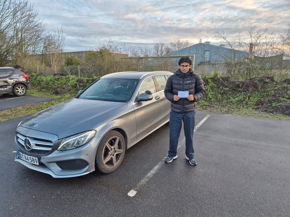 Shrey Sharma består begge prøver i første forsøg hos Nordbyens Køreskole v/ Bjarne M. Behrenthz og får kørekort før jul