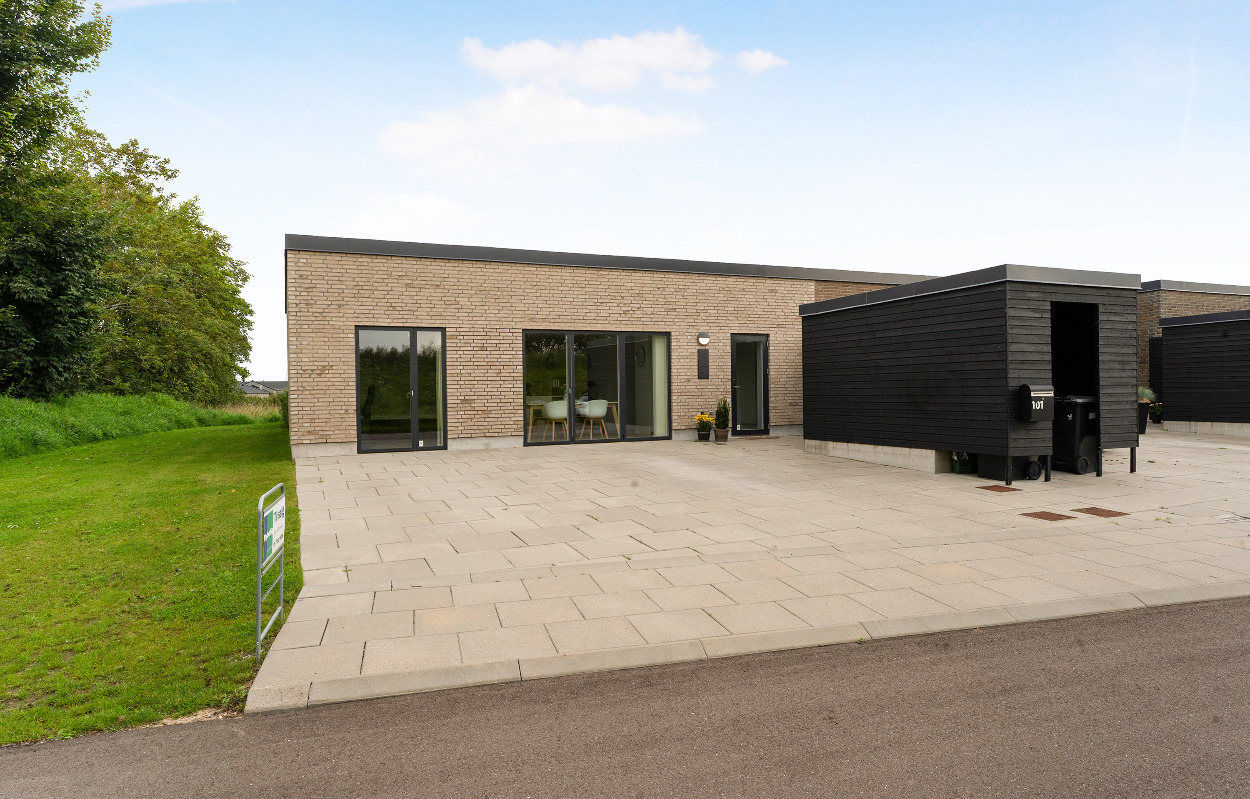 Gennemført og lysfyldt enderækkehus fra 2021 med skøn have