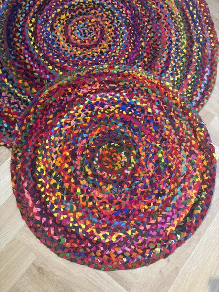 Viborg Gulvforum tilbyder bæredygtige runde multitæpper på tilbud