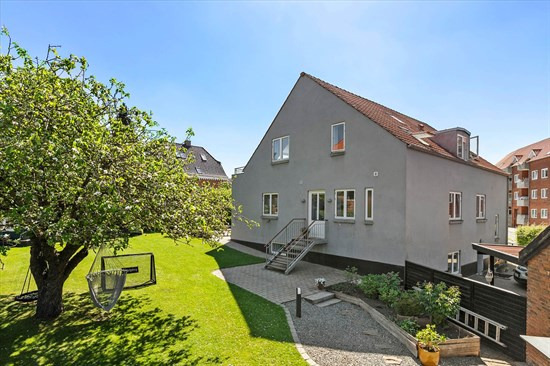 Fredensvej 1 og 1 anden boliger er kommet til salg denne uge i Viby J - se boligerne her.