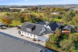 Refsbølvej 2 og 3 andre boliger er kommet til salg denne uge i Hurup - se boligerne her.