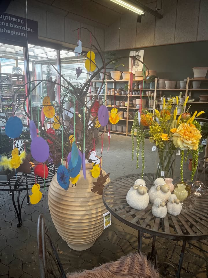 Lokale børn fra børnehaven Bikuben i Gug pynter hos GUG ANLÆG OG PLANTESKOLE A/S med påskekunst og kartoffelplantning 