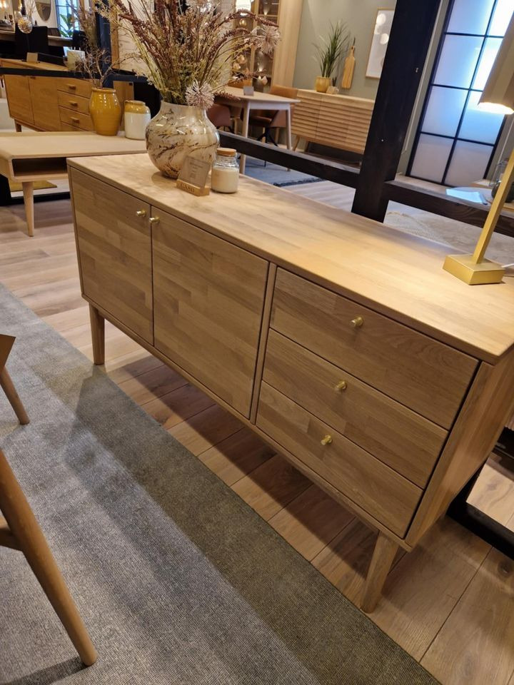 Hovelind Møbler præsenterer nye greb til Arthur-seriens skænke og vitrineskabe