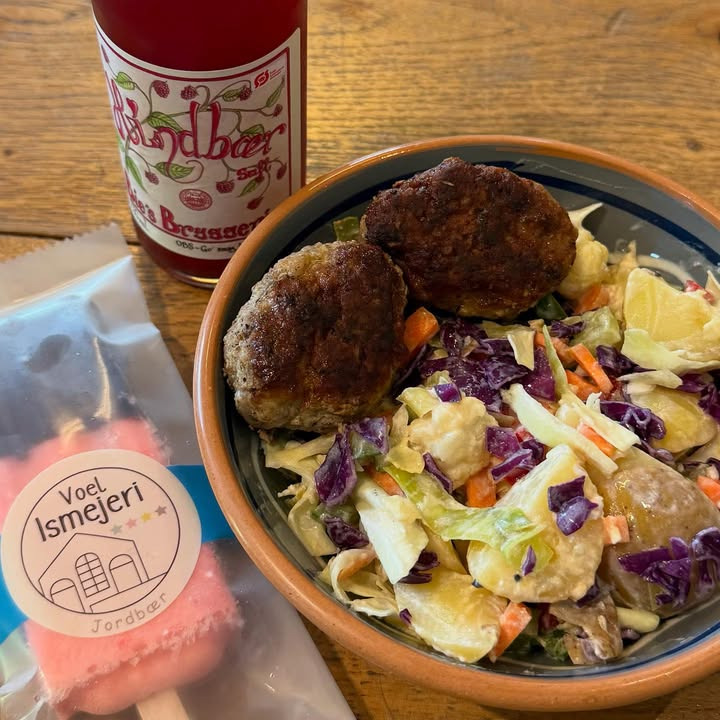 Fru Hansens Butik & Café tilbyder sommersalat og frikadeller til fredagshyggen