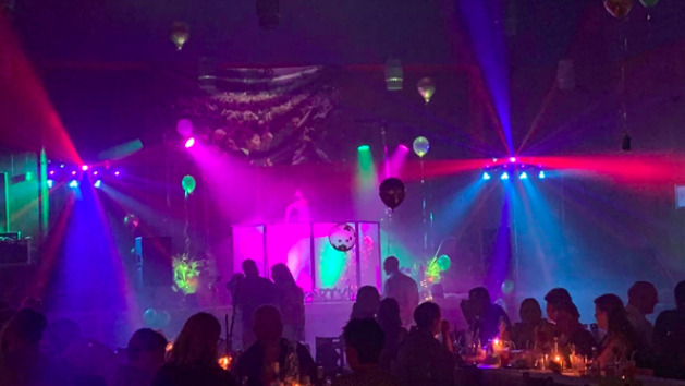 Mega-bal: Robin + Carsten Bo & Jon nonstop