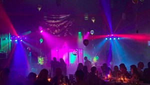 Mega-bal: Robin + Carsten Bo & Jon nonstop