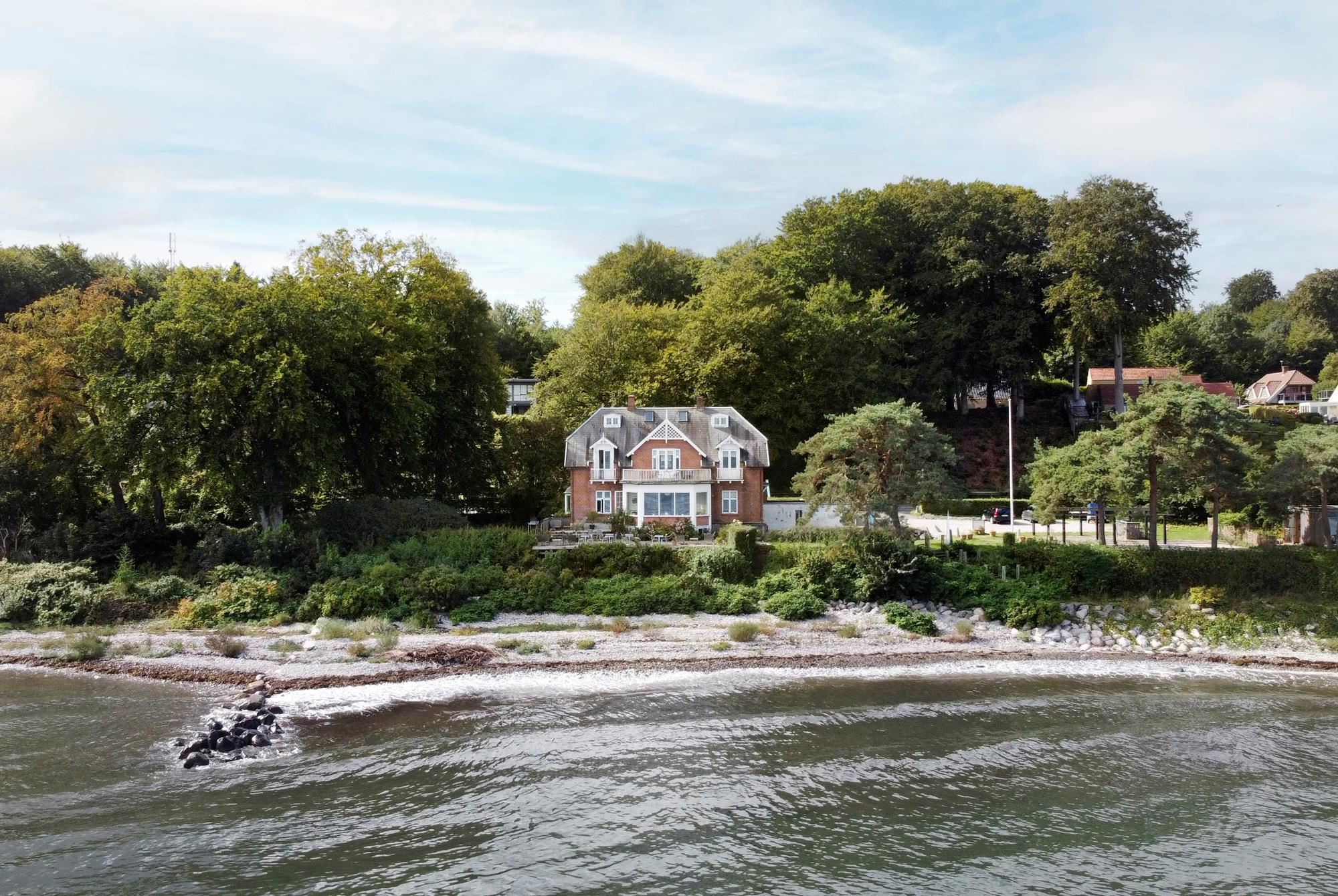 Nordre Strandvej 88A til salg for 18,0  mio. kroner - Se 5 andre boliger til salg i Hellebæk