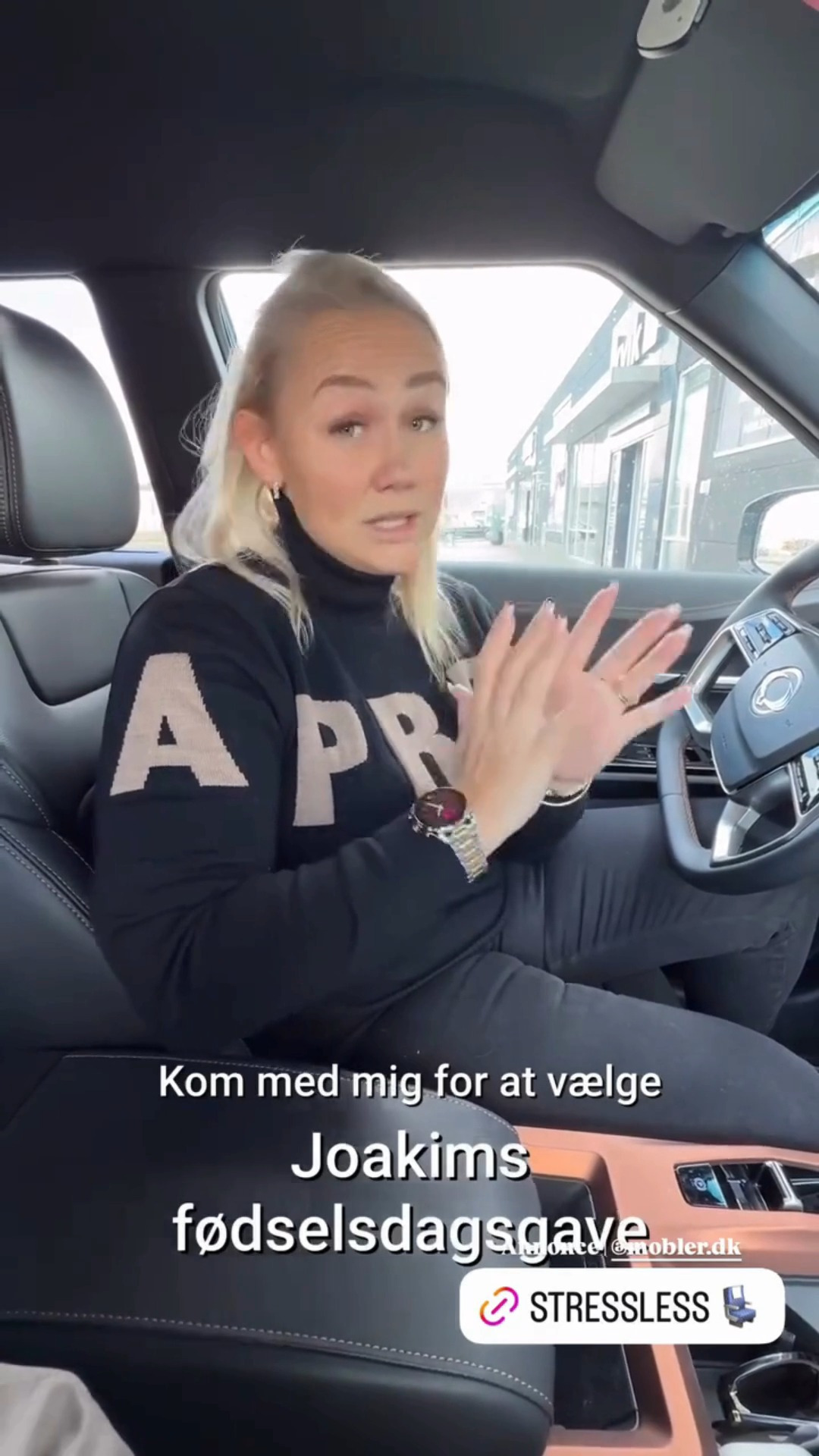 Cecilie finder den perfekte gave hos Møblér med Kumo Holstebro: En skræddersyet Stressless Magic lænestol