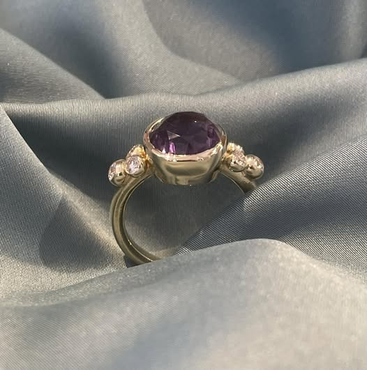 Guldsmed Lütken skaber majestætisk ring med ametyst og diamanter