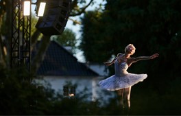 Verdensballetten, Aarhus Kommune, Salling Fondene og Røde Kors støtter op om forestilling i Mindeparken i Aarhus, til fordel for Røde Kors´ arbejde blandt ofrene i Ukraine
