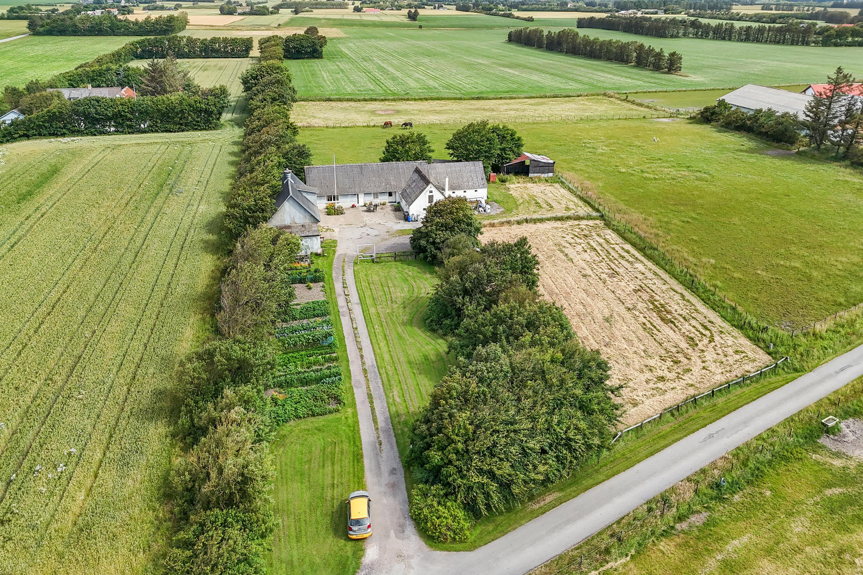 Til salg hos Mæglerhuset Vestkysten I/S: Charmerende landejendom med mange muligheder
