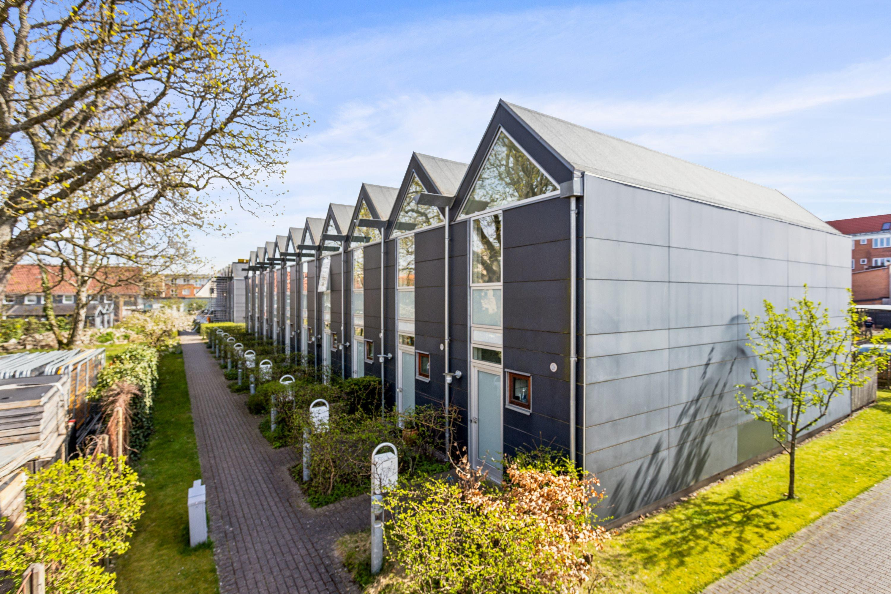 3-meter-husene – arkitekttegnet med sydvendt have centralt i byen