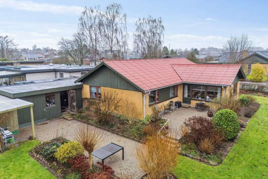 Etplansvilla med muligheder og en smuk have i Hedensted