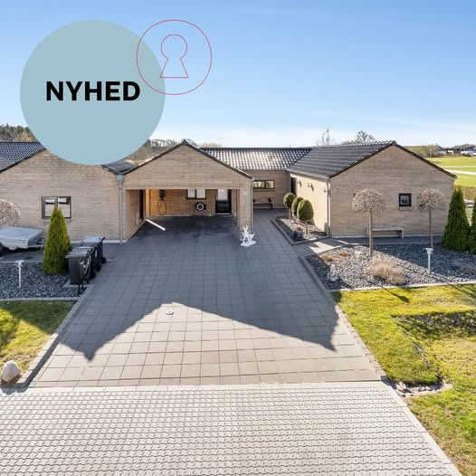 Dejlig villa med dobbelt vognly og værksted til salg i Assentoft