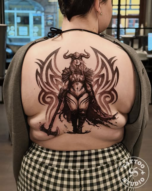 Tattoo Studio 96 viser et detaljeret backpiece lavet af Anastasia