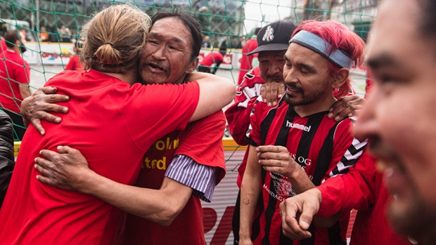 Udsatte mennesker spiller mod ’byrødder’ til fodboldfest i Holstebro