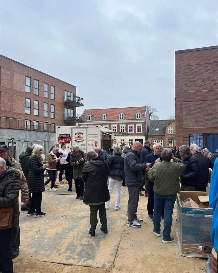 Home Hjørring inviterer til åbent hus i Byen i Parken med pølsevogn og drikkevarer