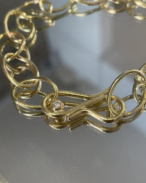 Guldsmed Lütken skaber smukt armbånd ud af mindering