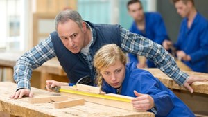 Flere skoleelever på vej i praktik – nu skal der findes praktikpladser