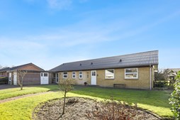 Velholdt familievilla med attraktiv beliggenhed i Brønderslev