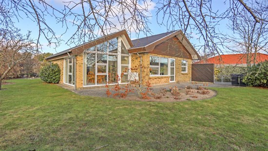 Lys og indflytningsklar villa med plads til familien