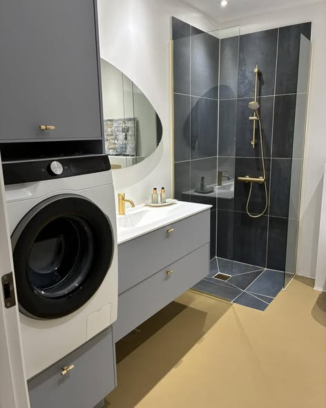 Viborg Gulvforum præsenterer stilrent og moderne badeværelse med unikt farvevalg