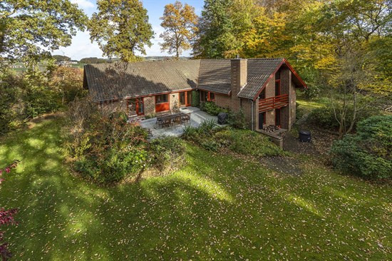 Til salg hos danbolig Randers: Unik arkitekttegnet villa på skøn stor grund!