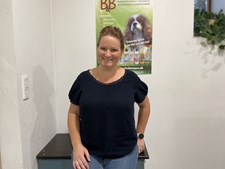 Maya elsker at forkæle hundene med deres behov