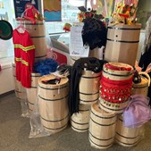 Slikhuset Hjallerup klar til fastelavn med tønder, slikposer og kostumer til salg