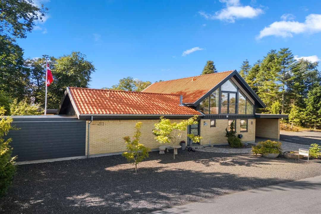 Ny pris på sjældent udbudt villa mellem skov og strand i Sæby fra Mæglerhuset Sæby