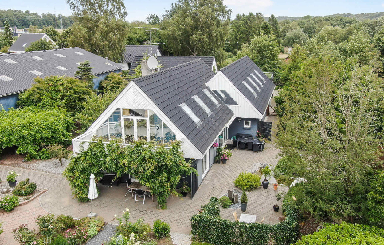 Liebhaveri og erhverv i skøn natur: En fantastisk ejendom i Hinnerup