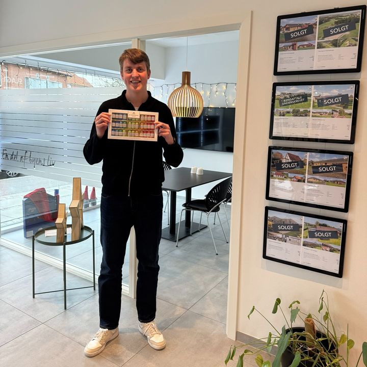 Glade kunder takker EDC Mæglerne Hedensted med lækkerier før nøgleoverdragelse