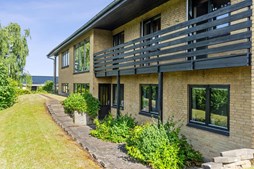 Hansen & Thoft præsenterer: højtbeliggende villa med udsigt over Østerådalen og Aalborg