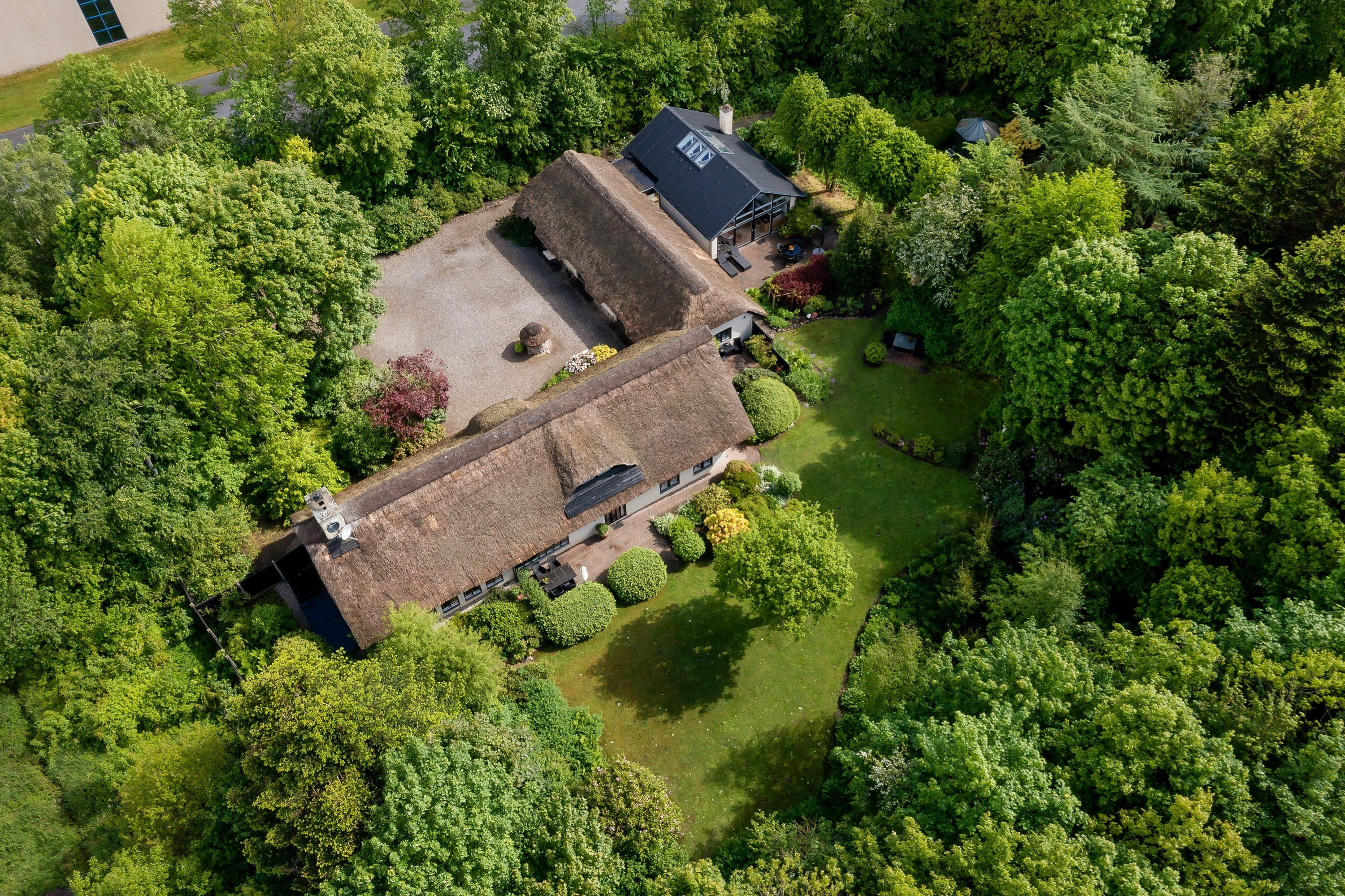 Til salg hos & LIVING Midt & Vestjylland: En tidligere skole ud til åbne marker i Ikast