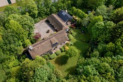 Til salg hos & LIVING Midt & Vestjylland: En tidligere skole ud til åbne marker i Ikast