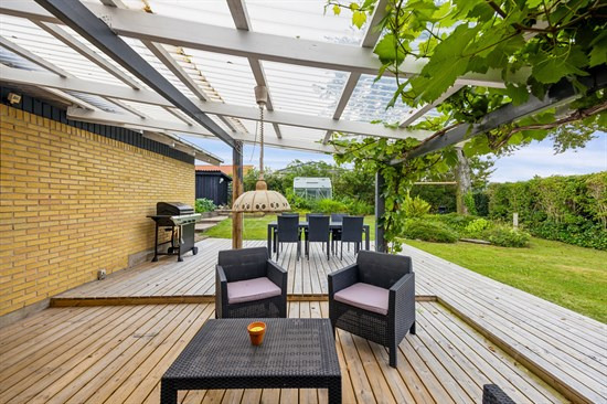 Velholdt étplansvilla med skønt udeområde i Højene