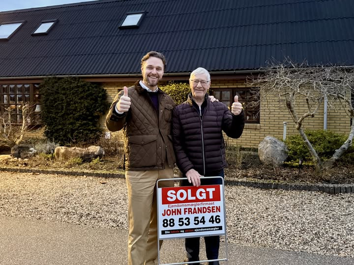John Frandsen Herning fejrer salg af bolig på Michael Jensens Vej 7