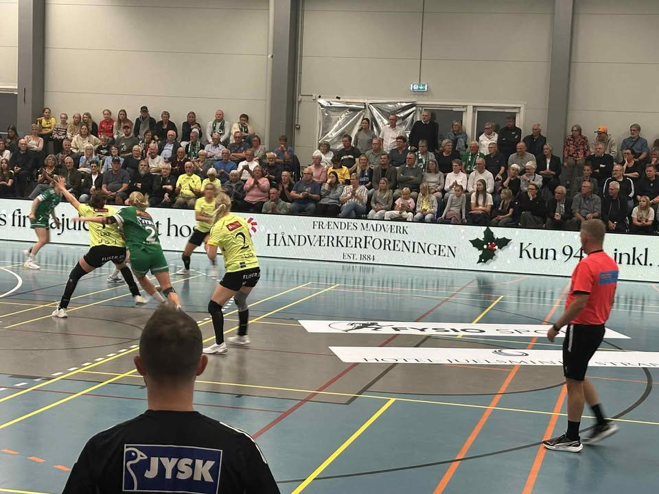 Frændes Madværk præsenterer nye bannere til HH Elites kampe