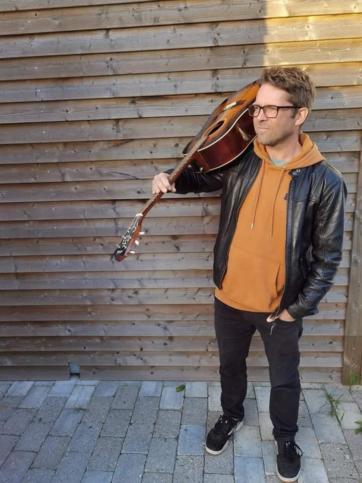 Livemusik på Barry's Pub med Sam Brown